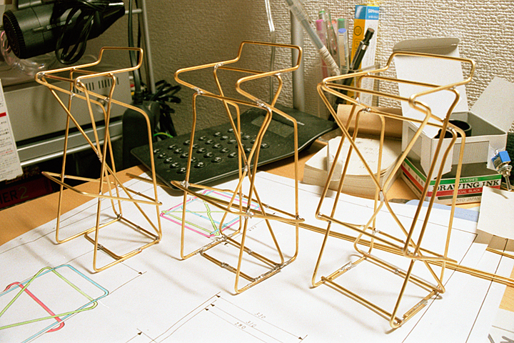 photograph, 2001 | 1/5 scale model, high stool | 考える人の椅子