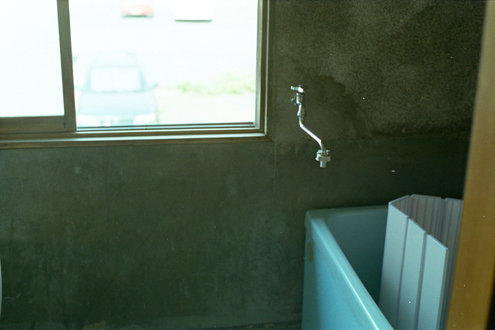 photograph, 2003 | summer, bathroom, apartment | 夏, 風呂場, 弥生荘, 橋本
