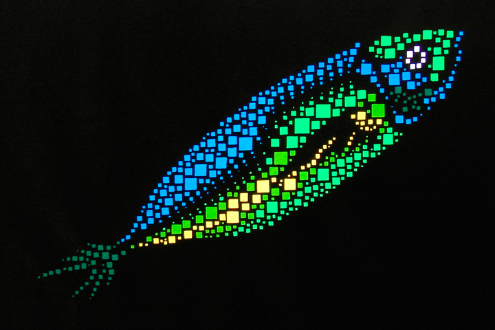 stencil, horse mackerel | 細かい四角形の窓をモザイク調に並べて鯵を表現したステンシル画