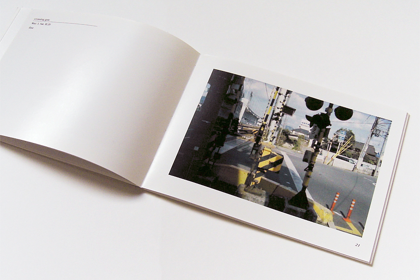 detail, book design | 造本ディテール, 見開き左ページにキャプション、右ページに写真という基本構成