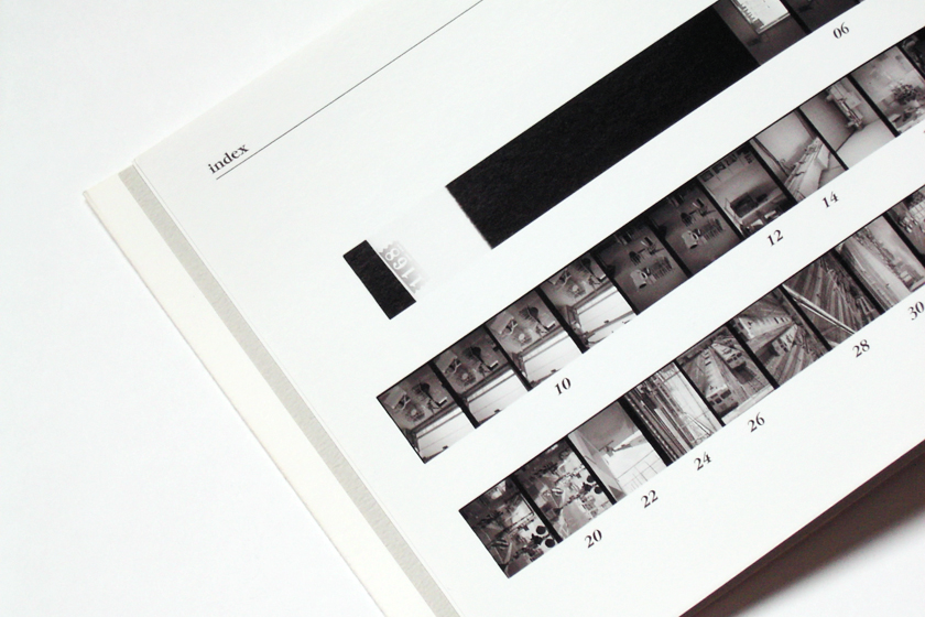 detail, book design | 造本ディテール, 写真集にピックアップしたコマの下に当該ノンブルが振られたフィルムストリップ