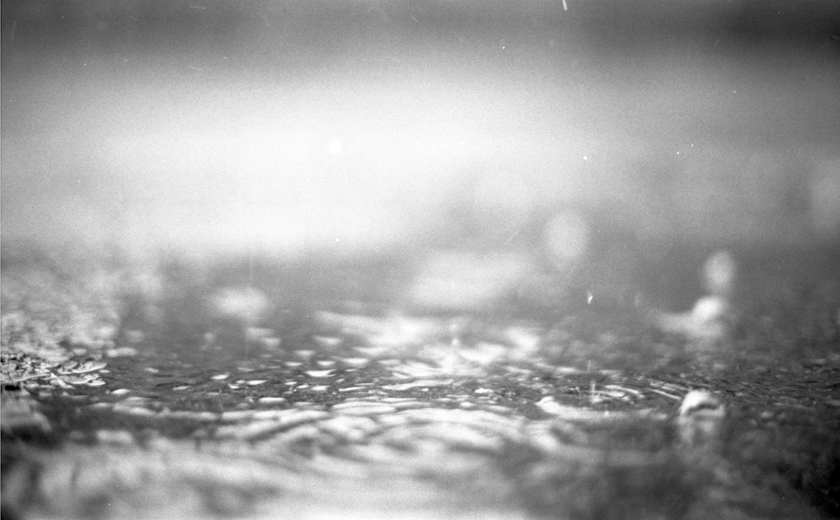 photograph image, improvisational sound | 雨粒が落ちる路面の接写, モノクロ
