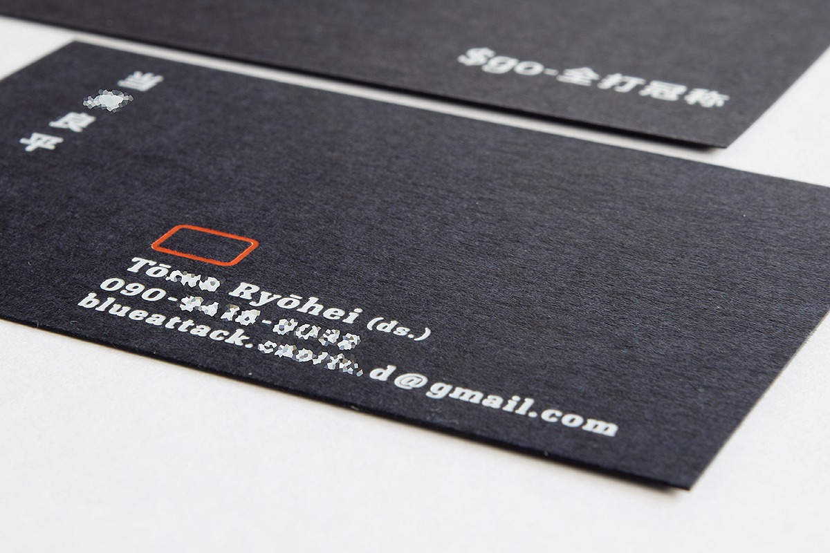 detail, foil stamping, typography | 印刷ディテール, ビオトープGA紙の繊維質の表面に白箔で印字されたHawking Bold, タイポグラフィ